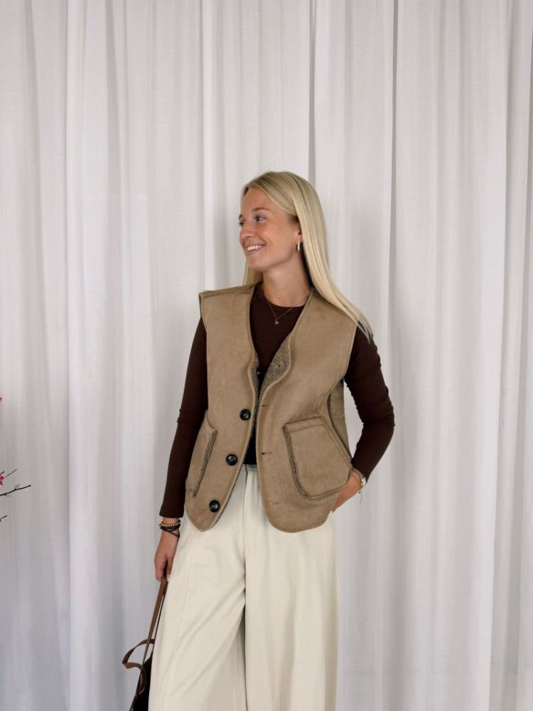 Linn Reversible Teddy Vest Desert Taupe