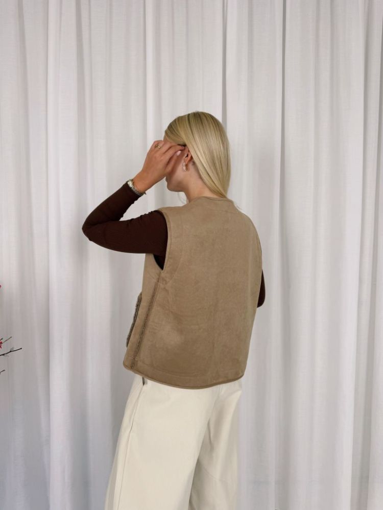 Linn Reversible Teddy Vest Desert Taupe
