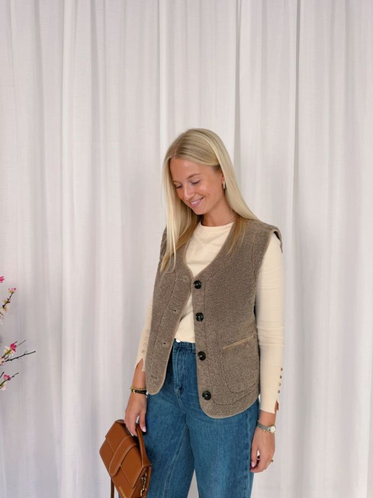 Linn Reversible Teddy Vest Desert Taupe