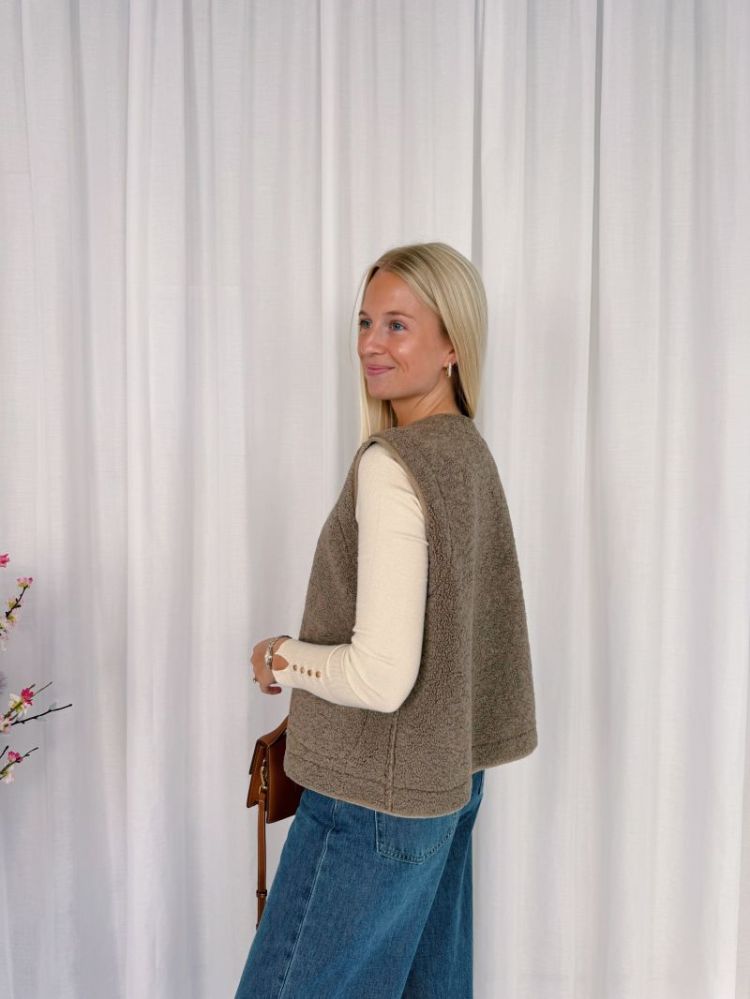 Linn Reversible Teddy Vest Desert Taupe