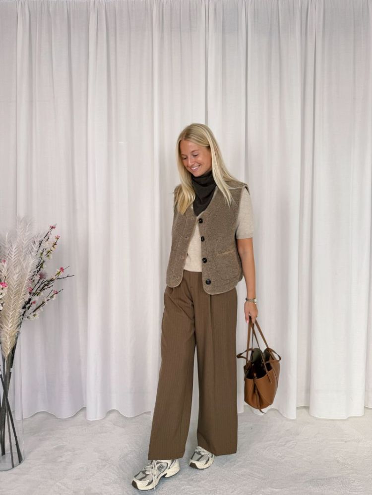 Linn Reversible Teddy Vest Desert Taupe